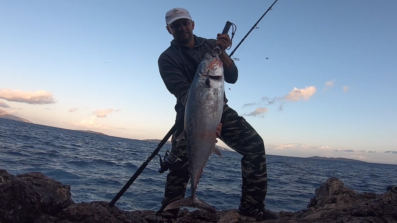 shore jigging on the rocks and crazy sea 6.bft. albacore fishing tuna