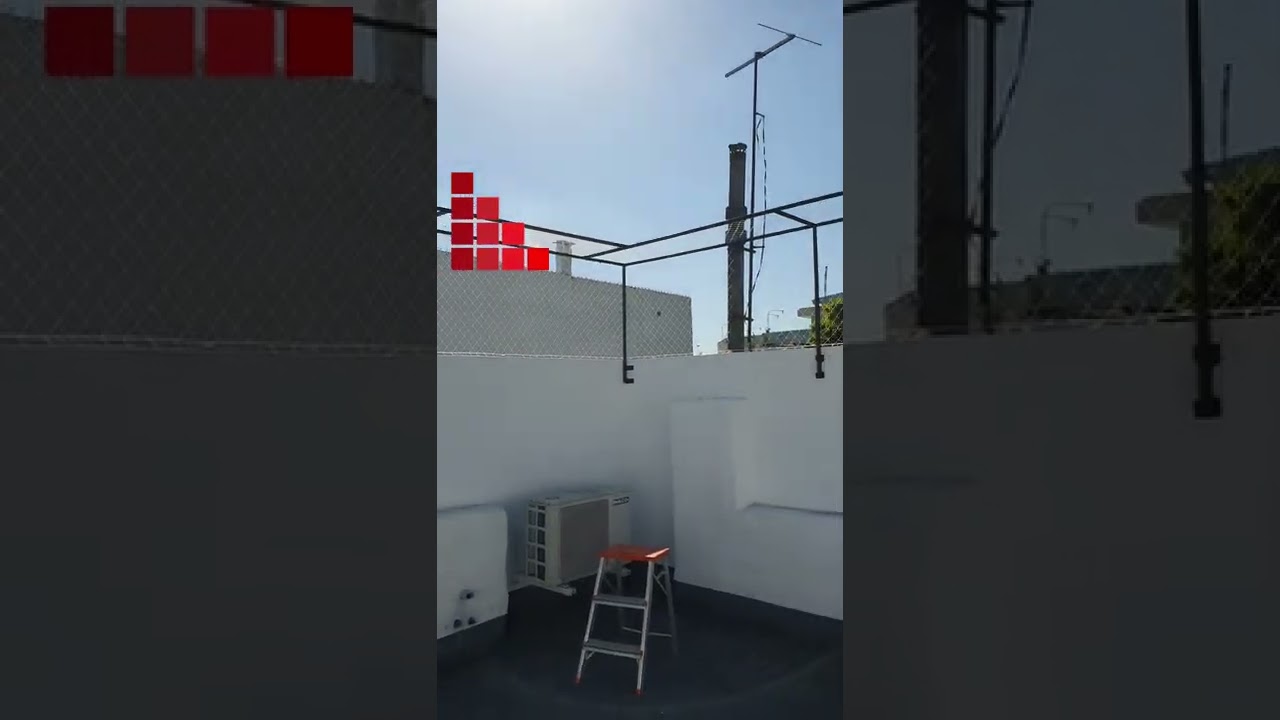 Semitecho con red de protección para gatos en terraza