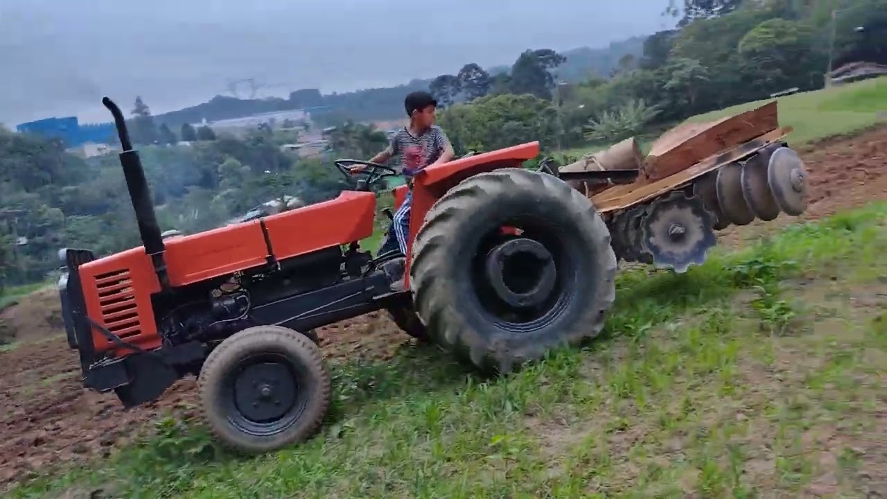 arando terra com Agrale 4.300 e grade de 20 disco 20 polegadas