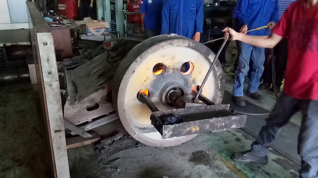 Proses pemanasan untuk  melepas pully jaw crusher,