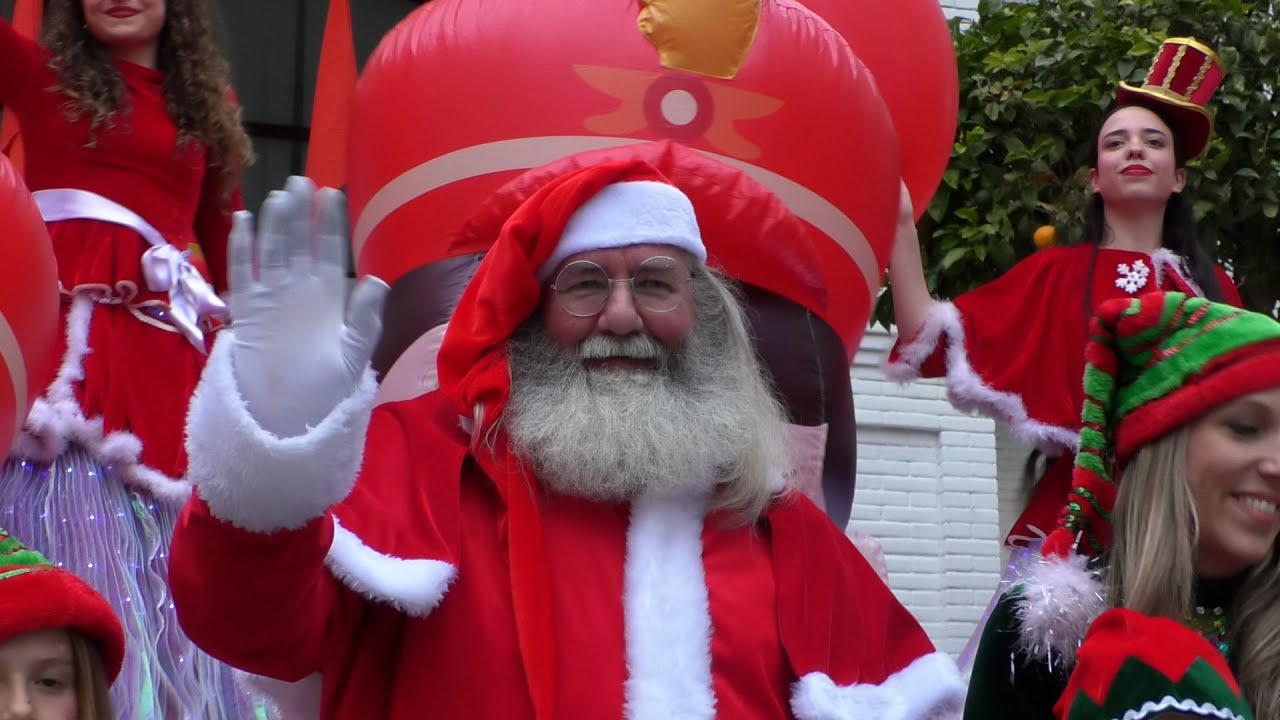 Nerja se ha llenado de magia y espíritu navideño con la visita de Papá Noel