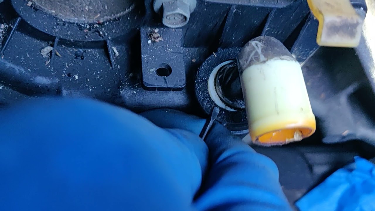 Mazda 3  2.3 PCV valve plastic ring removal instruction