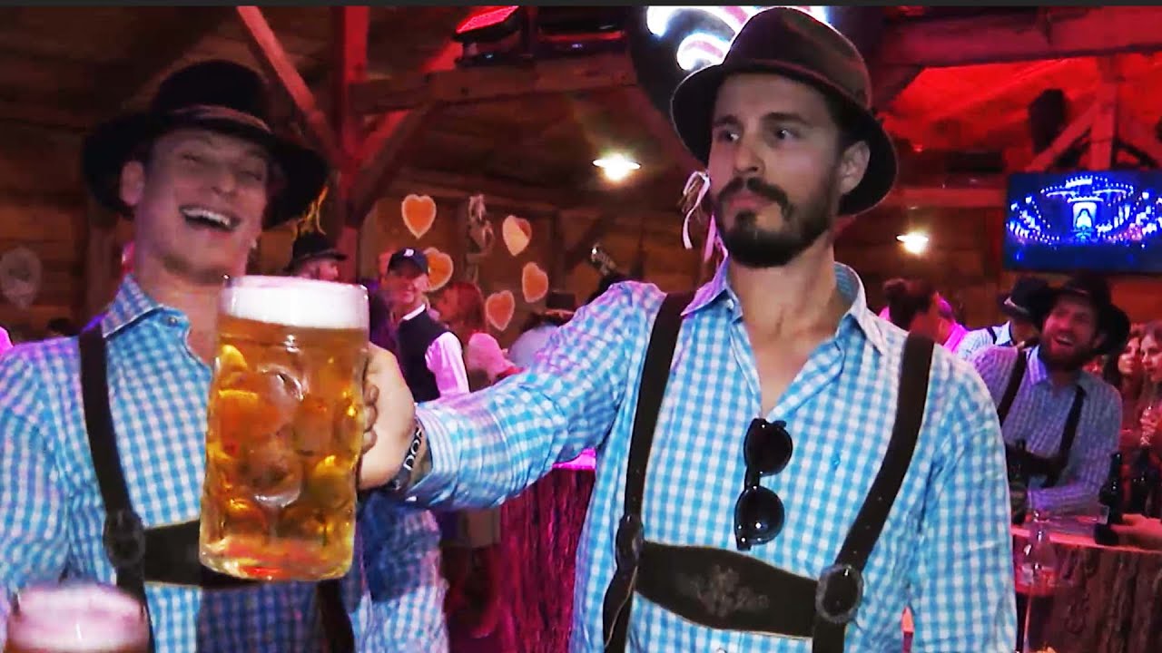 In Lederhose: Black Wings stemmen Bierkrüge