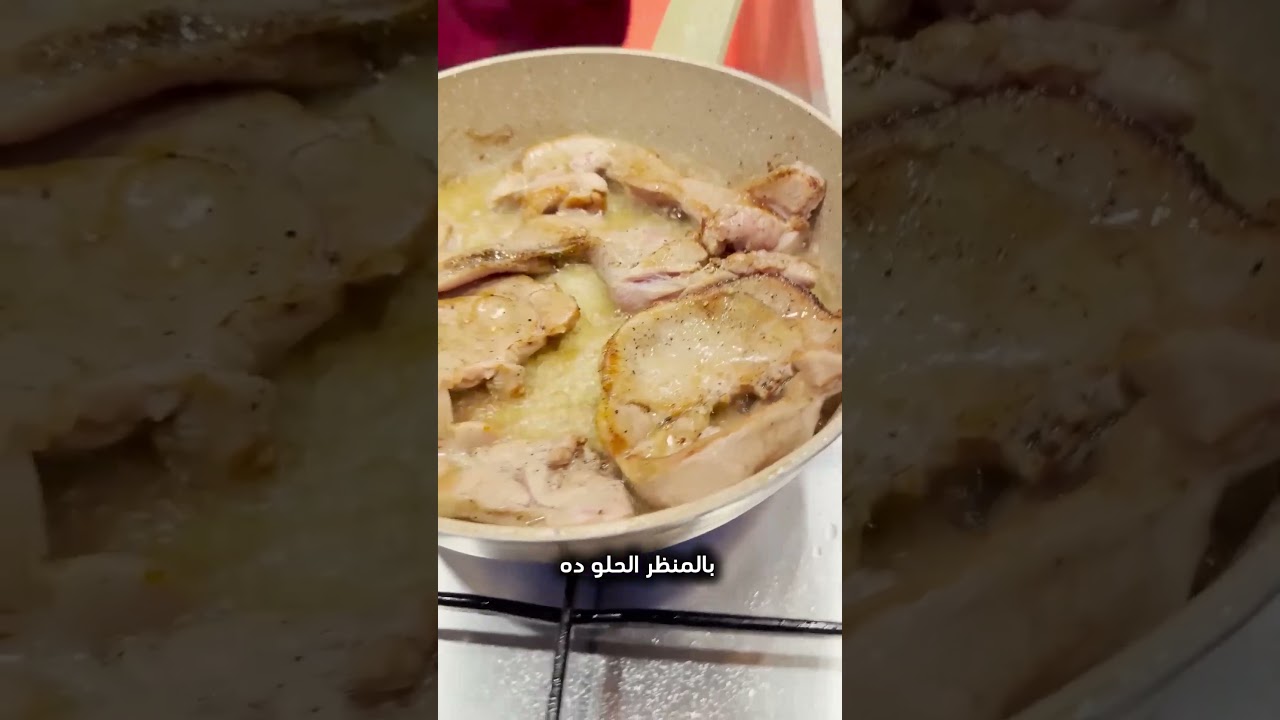 شريحة لحمة معمولة بمزاج، واخدة لون عالمي، ونازلة تستحمى في بحر من صوص المشروم اللي يدوّخ