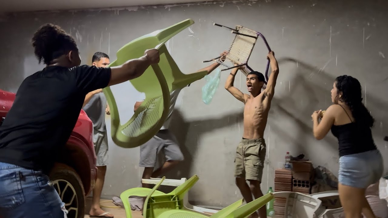 BRUTINHO PEGA PERSONAL DAND0 EM CIMA DE SUA MULHER