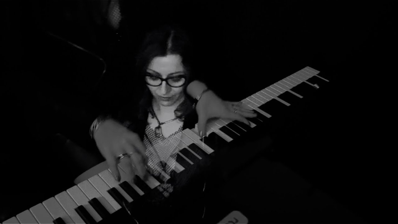 TF Eliz “ SOCIAL DISTORTION - Don’t Drag Me Down ” Piano Version