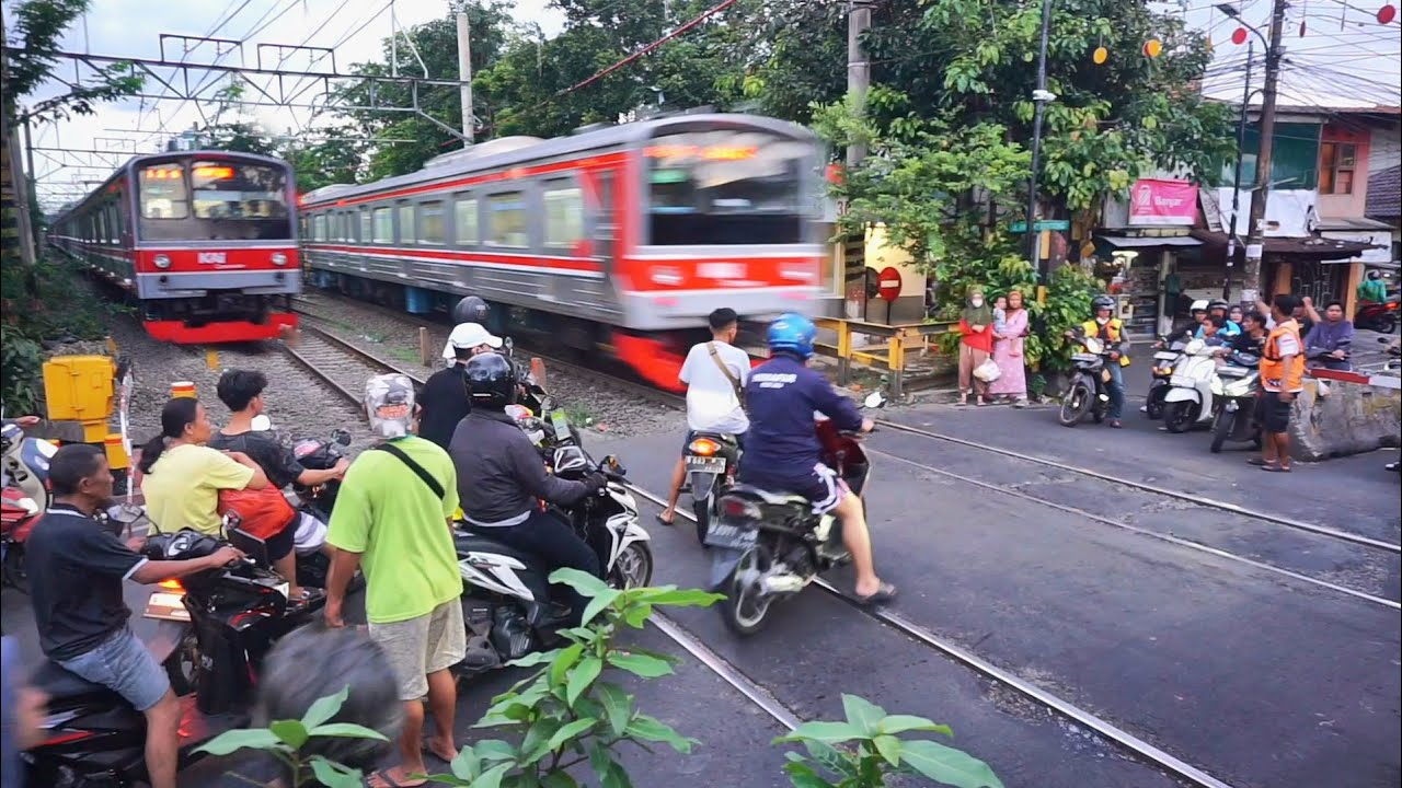 🔴Detik Detik kereta KRL terpanjang Melintas ngebut diperlintasan jalur sibuk gang sentiong 