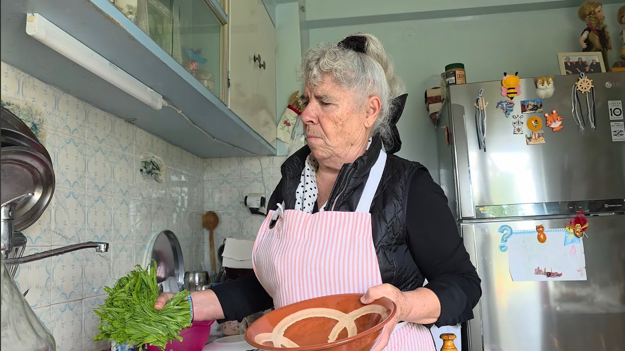 Το καλό ξέπλυμα  στης παπουλεςΗ μάνα βρήκε ένα  καραφατουμε (κάμπια) Χαχα στο στρώσιμο όλοι βοηθάμε