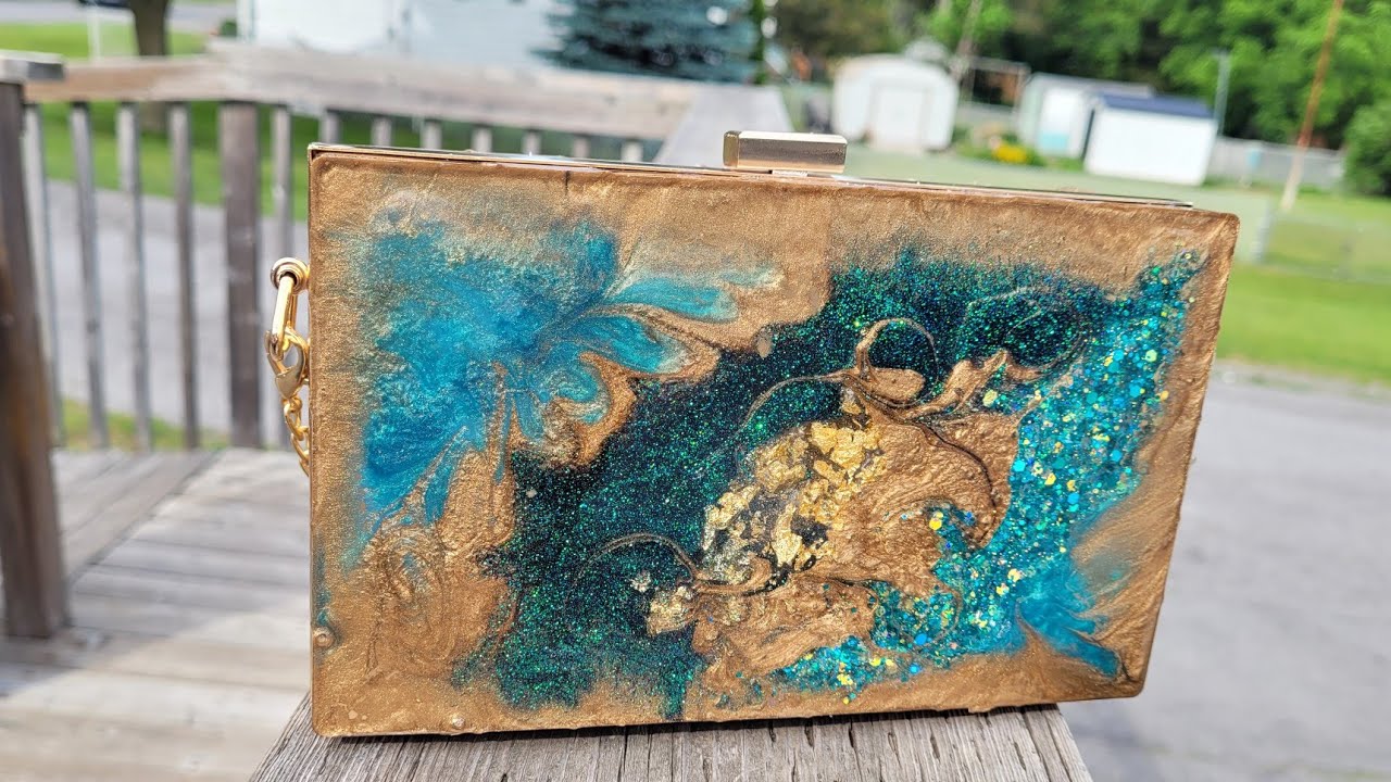 Oh my I made a resin purse Amazing !!!!!  Using Laura's Art Corner's glitters!!!!Video 