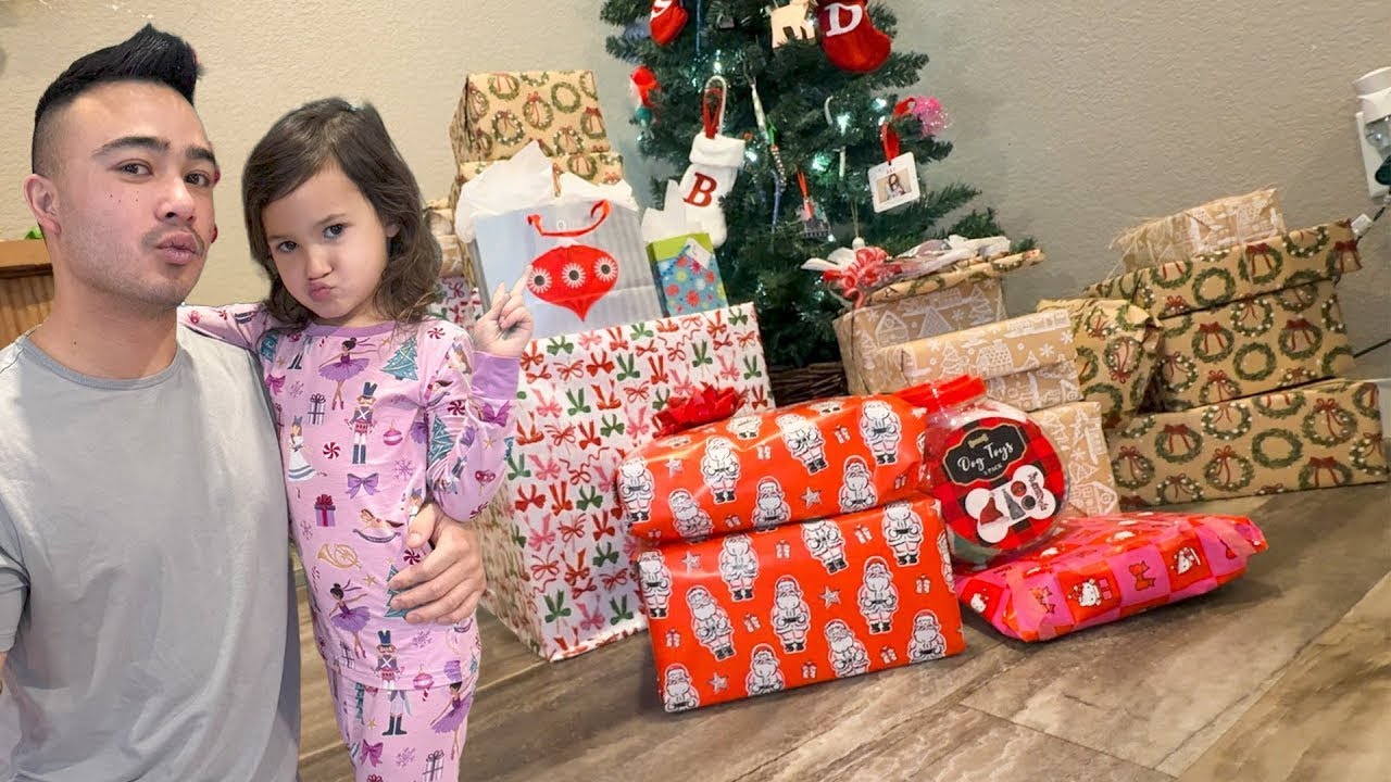 OPENiNG PRESENTS ON CHRiSTMAS DAY!! (2025) Christmas Family Routine, making cookies, opening present