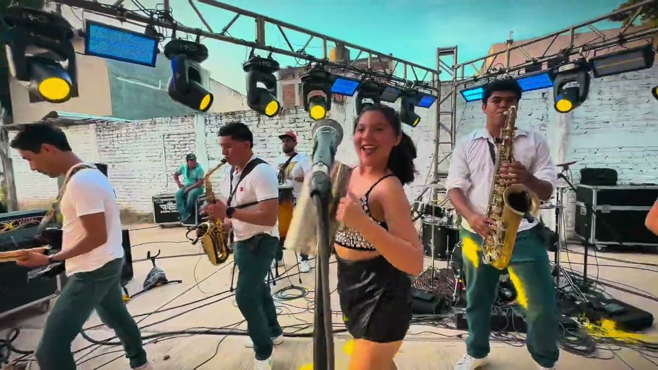 Güireando y bailando / Somos X en vivo 