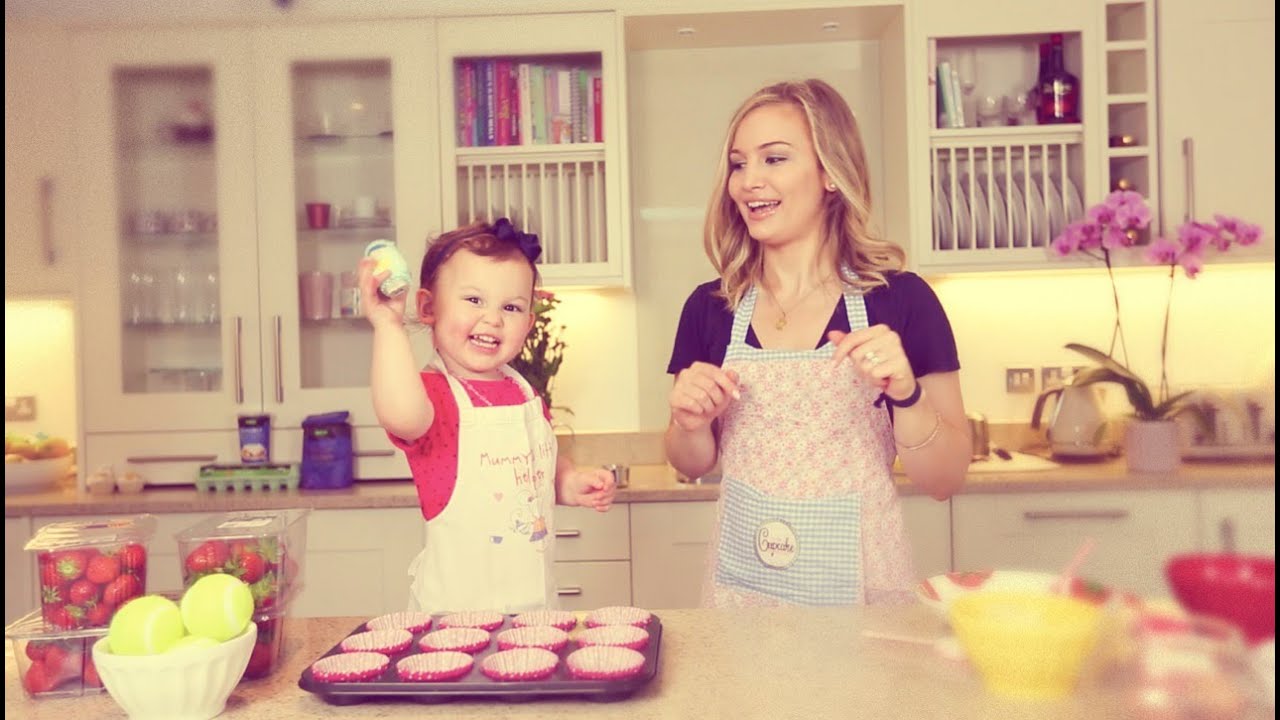 #ad | HOW TO: Bake Strawberry & Cream Cupcakes with The SACCONEJOLYs!
