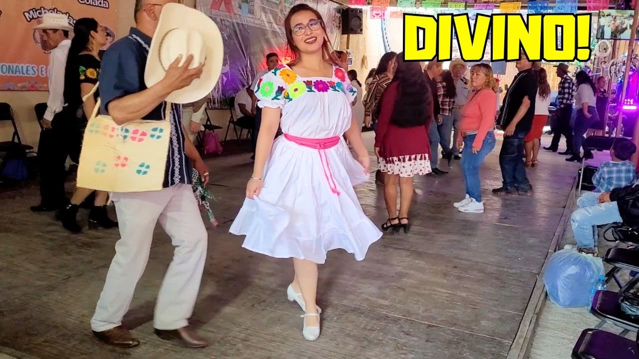 👼❤️ Huapango y alegría en Chiconcuac! Bailadora radiante entre la fiesta!