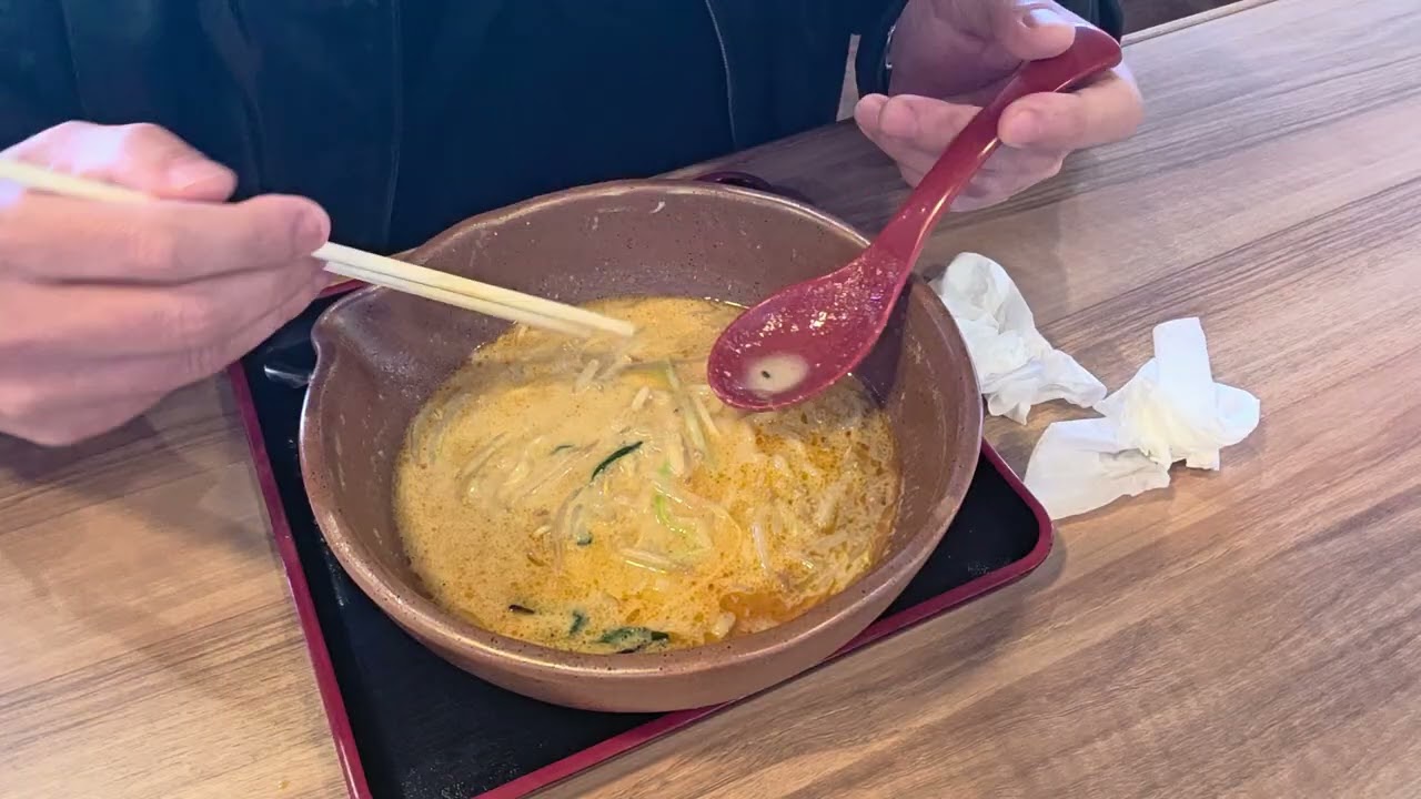 信州味噌タンタン麺炙りチャーシュー一枚サービスして貰い、堪能している所を、撮影してみました。