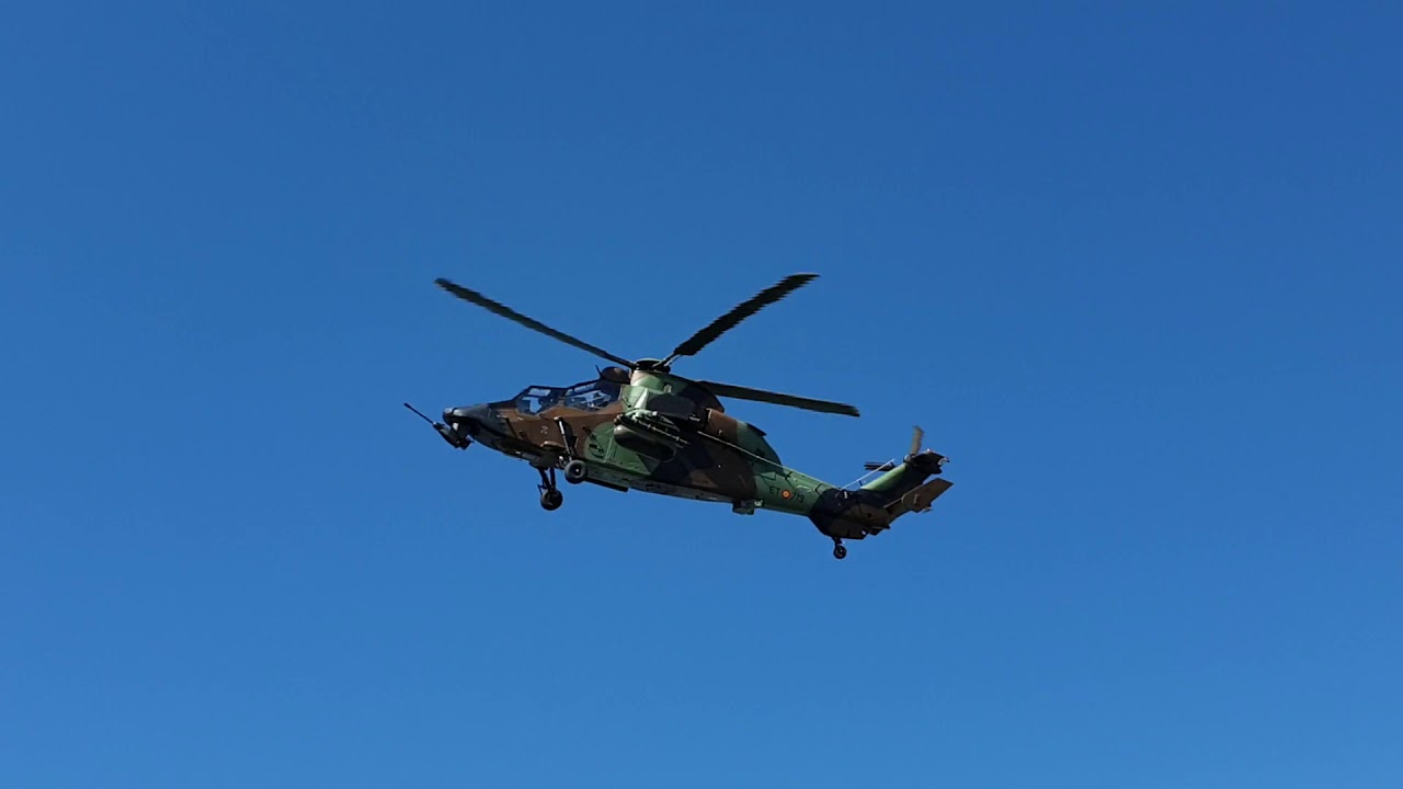 Boeing CH-47 Chinook y Eurocopter EC-665 Tigre en el Guadalquivir, Sevilla