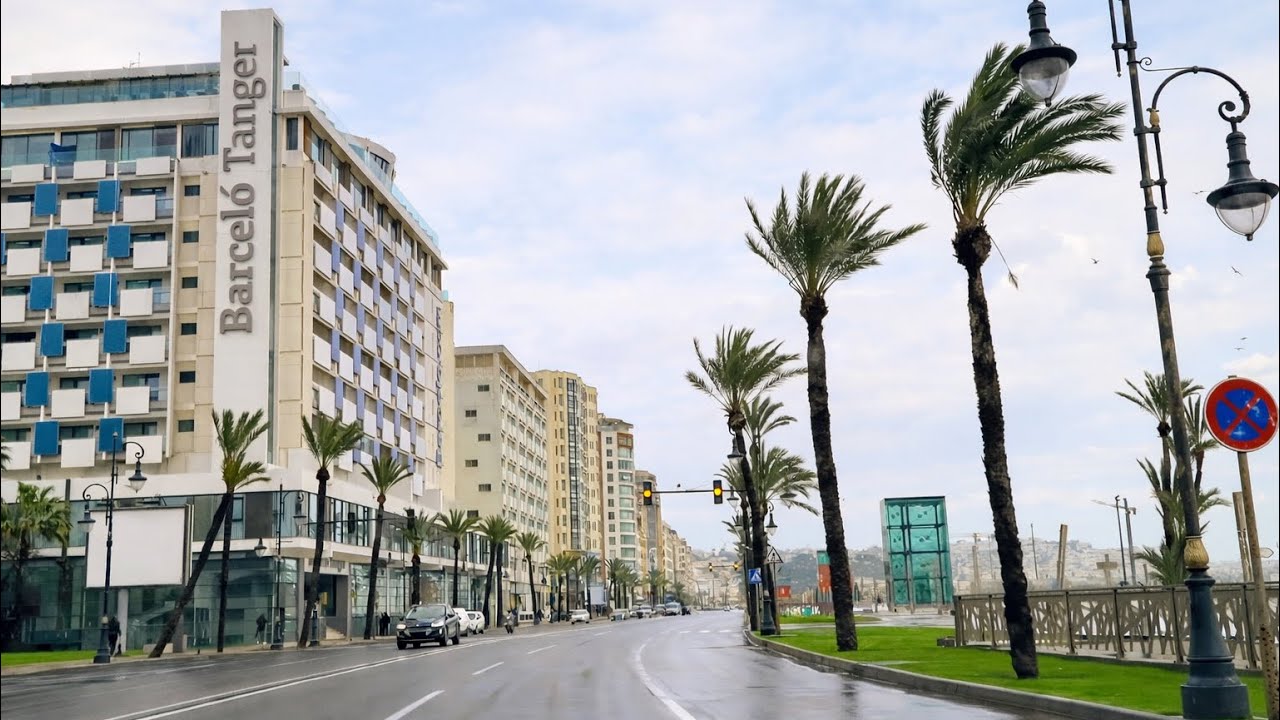 جولة في مدينة طنجة تحت الأمطار | هكذا تبدو شوارع المدينة في الشتاء 🌧️