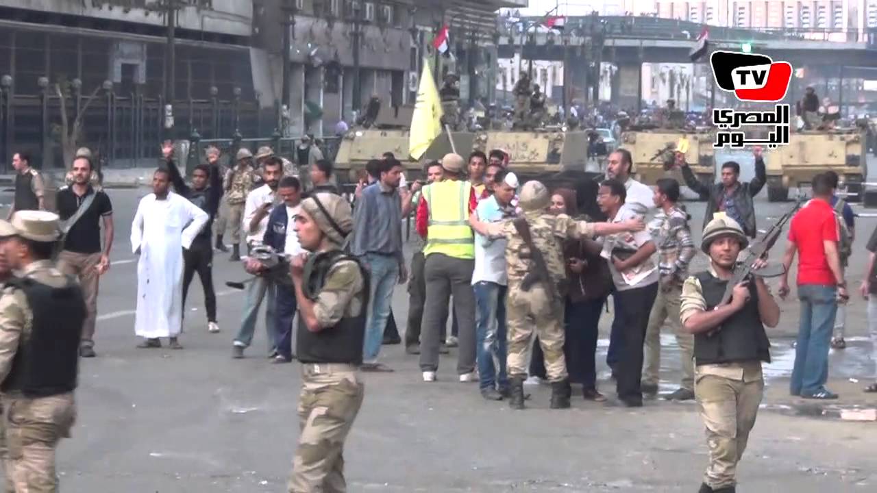 الجيش يصنع ساترا بشريا بين الإخوان ومعارضيهم وسط طلقات تحذيرية برمسيس