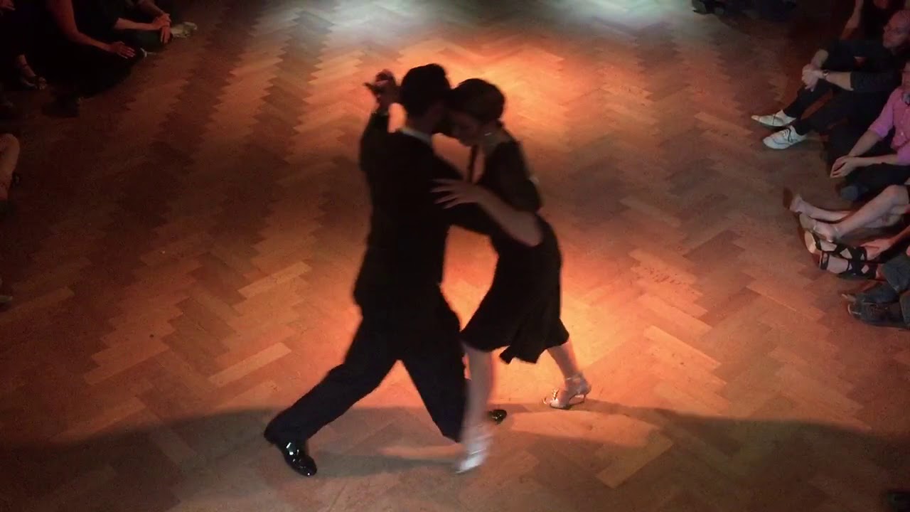 Fausto Carpino y Stephanie Fesneau bailan un tango 