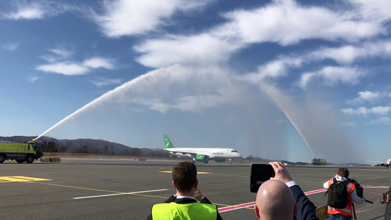 Wideroe E190-E2 water salute