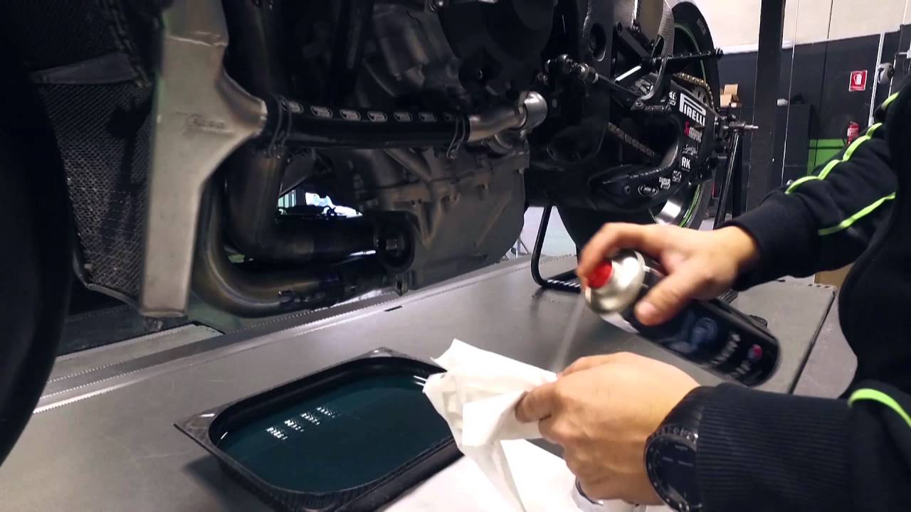 ELF Moto | Cambio de aceite de la Kawasaki Ninja | Kawasaki Racing Team | Superbike