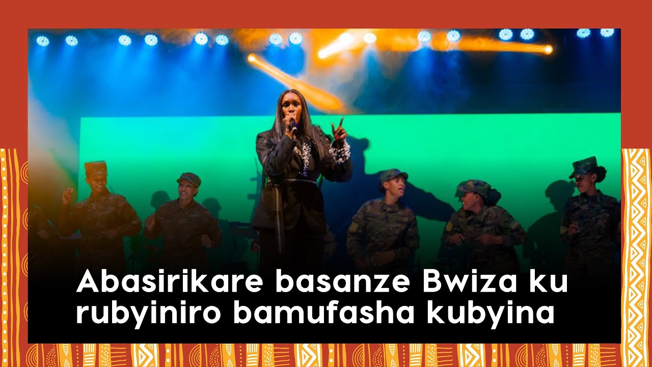 Abasirikare basanze Bwiza ku rubyiniro bamufasha kubyina mu gitaramo cyo kurata Intwari z'u Rwanda