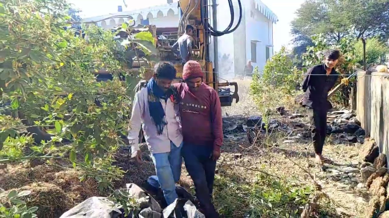 Borewell drilling water !! Bor mein hua ful Pani