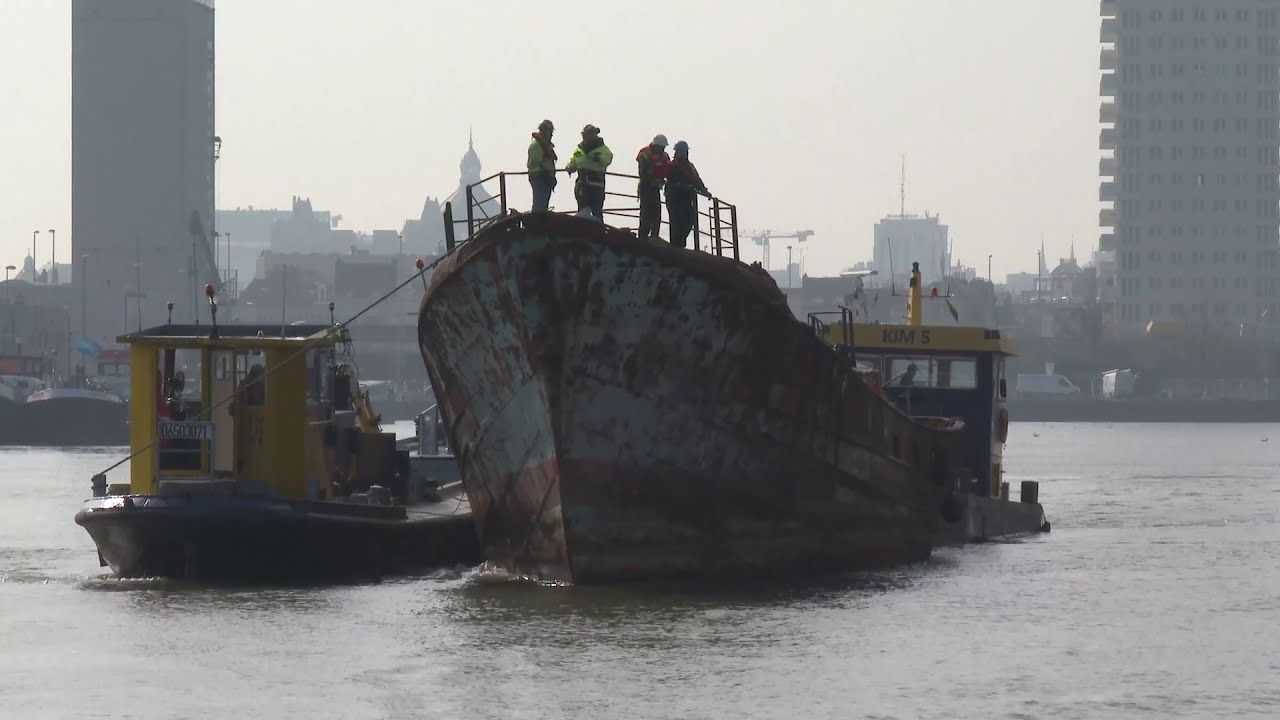 Ijslandvaarderschip Francois Musin naar droogdok in Antwerpen