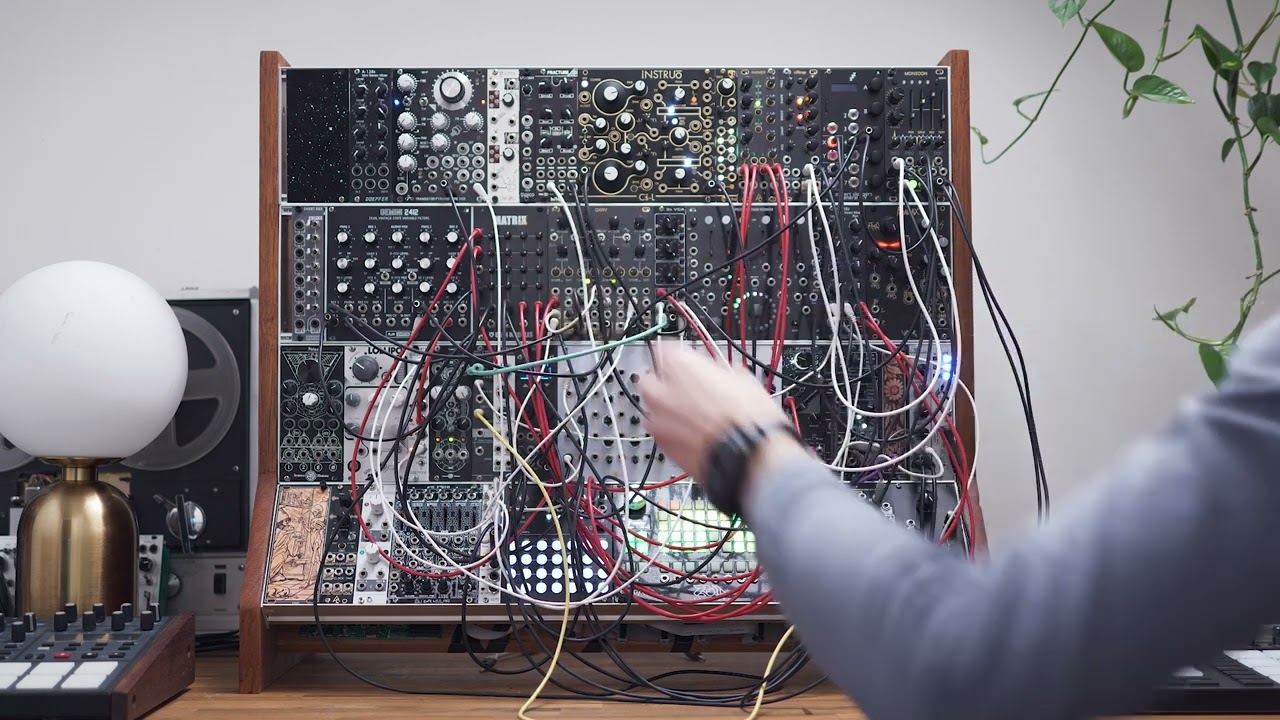 Modular Synth Self Modulating Generative Patch // Nudging the sweet spot until chaos ensues 😄