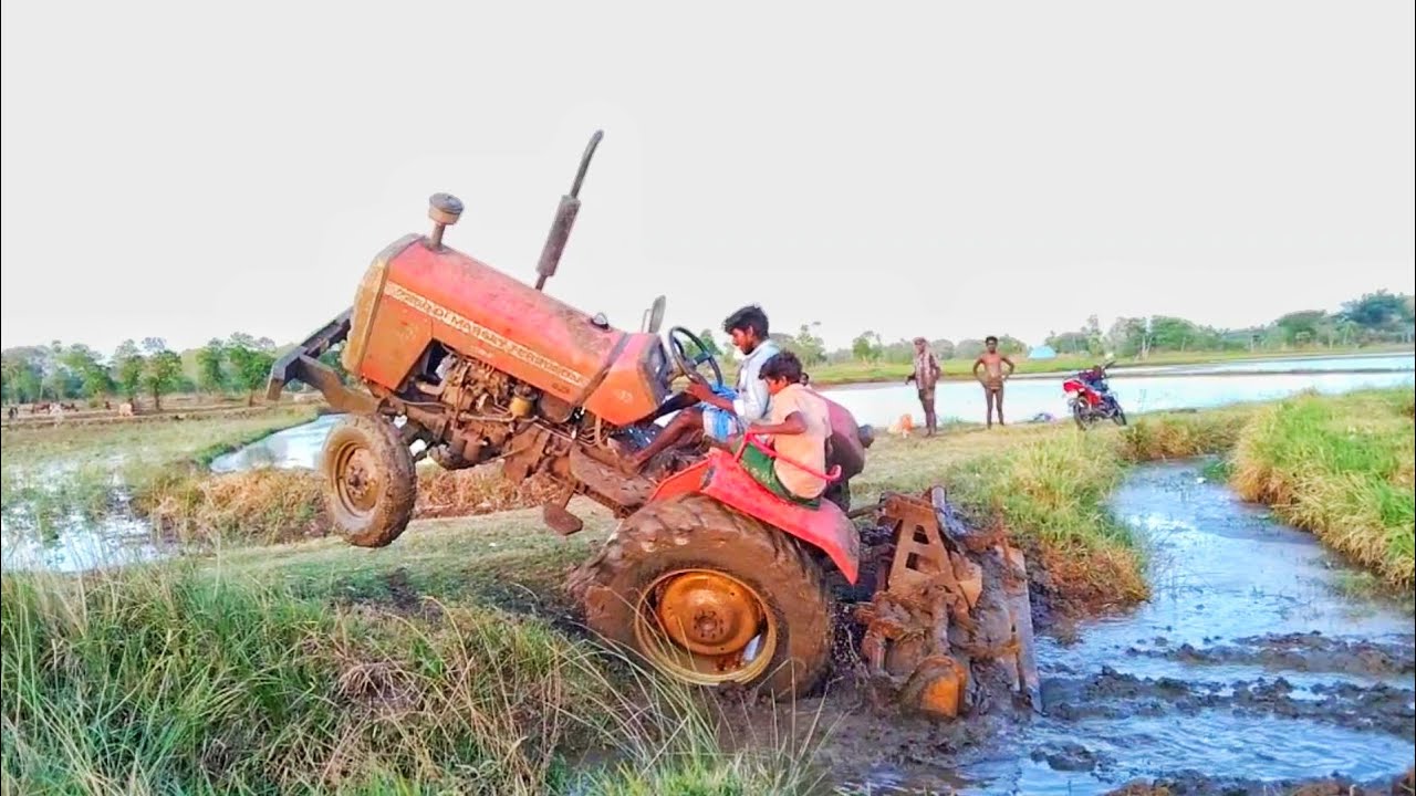 Massey Ferguson 7250 Power Up Tractor Stuck To Canal Pulling John Deere 5045D Tractor Soil Machinery