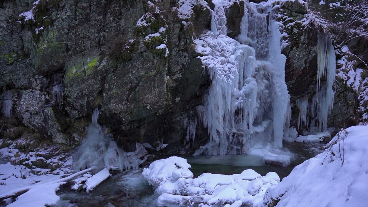 Cascada ,,Dusul Padurarului'' din Cheile Jietului. Ianuarie 2024 .