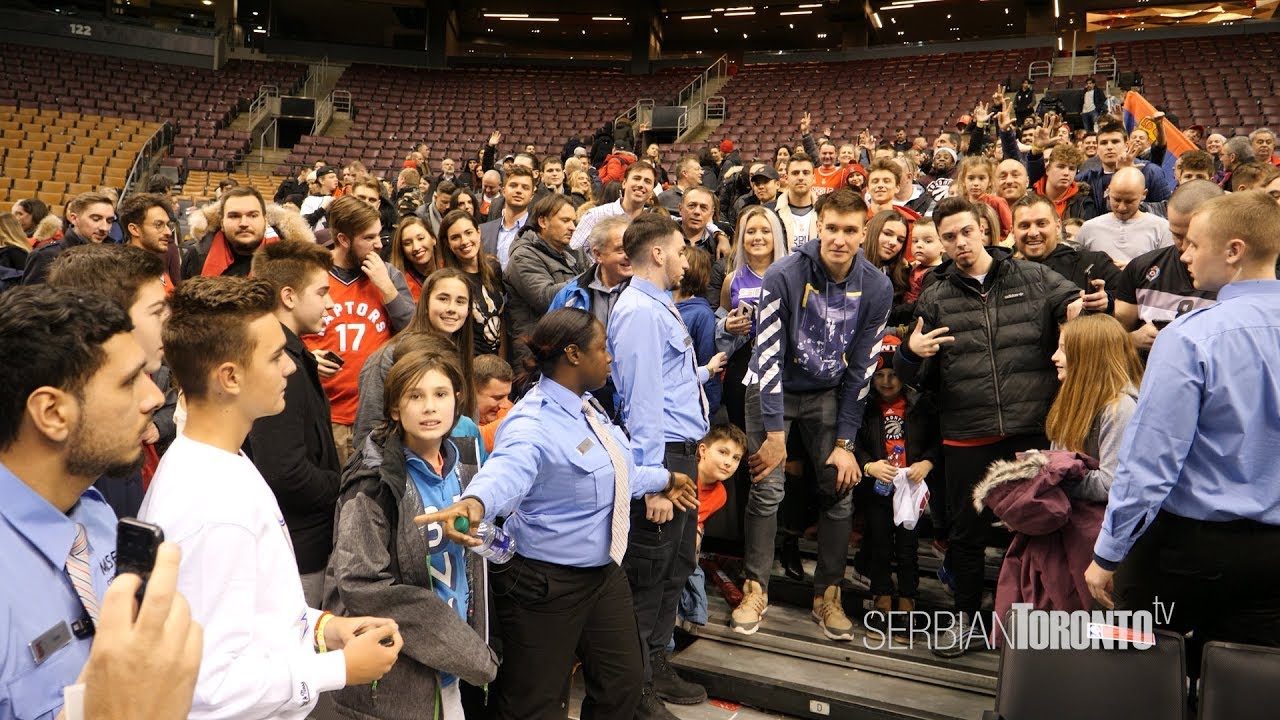 Bogdan Bogdanović i navijači posle utakmice u Torontu