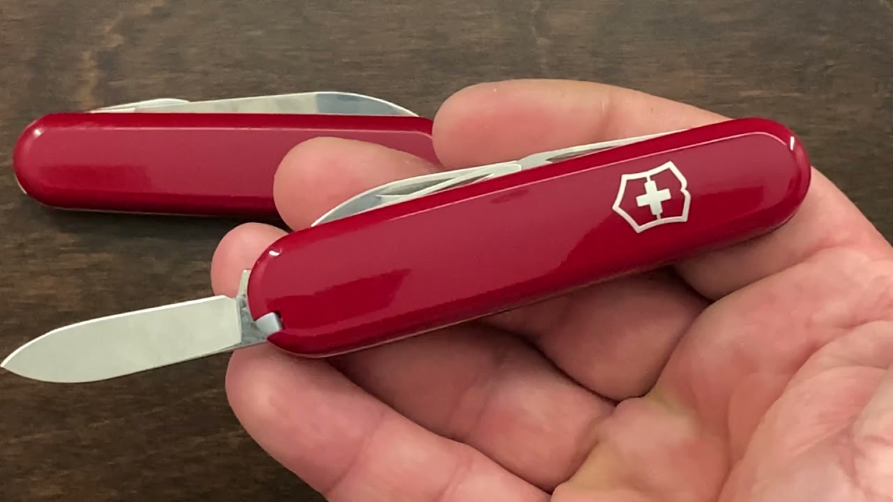 Рекрут Victorinox против ученика Wenger.