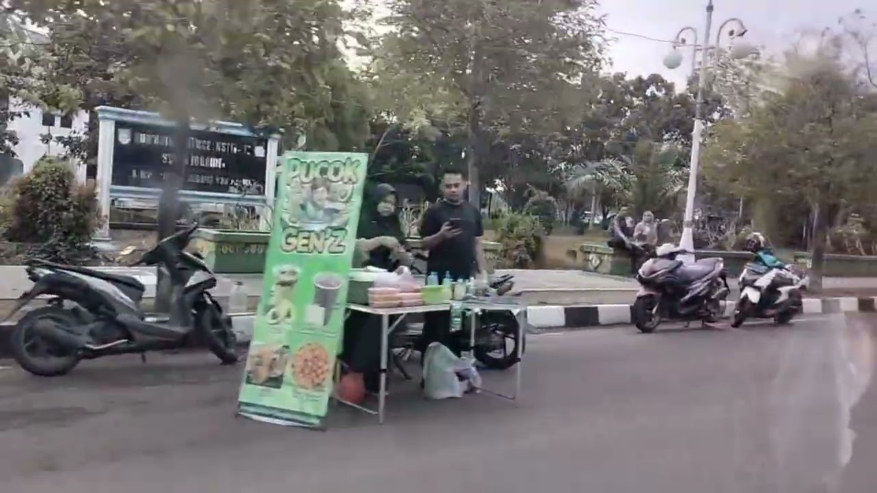 Bangun Subuh Lanjut Masak, Kerja, Sore Belanja juga Ngajak Cucu Kulineran di Pemda Rokan Hulu 