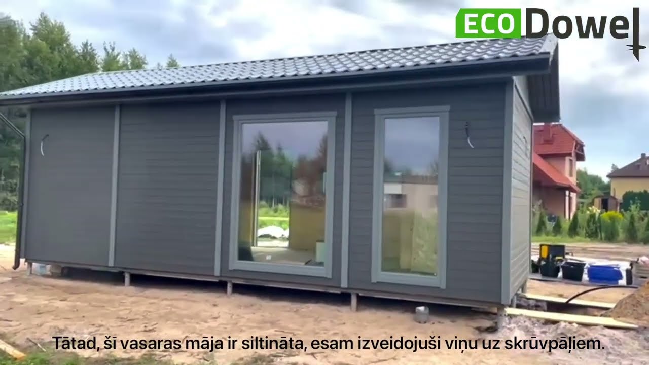 Pelēka, siltināta dārza mājiņa