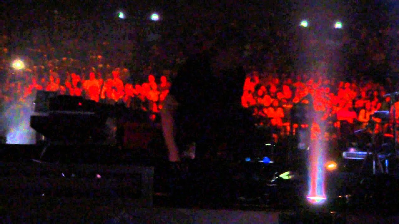 U2 Dallas SCHOO in action (Paris Accor Hotel Arena - 7 décembre 2015))