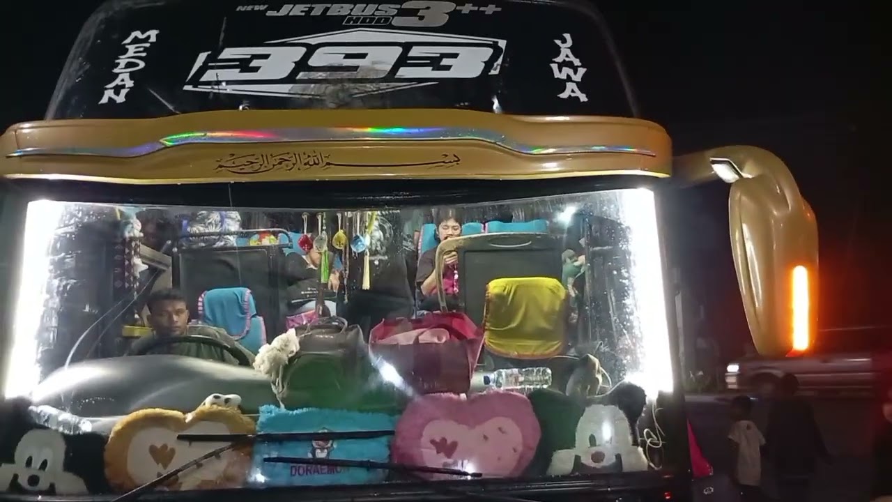 Terparkir 2 unit bus Mania ALS Nopin 04 dan 393 sedang menikmati makan malam di loket als