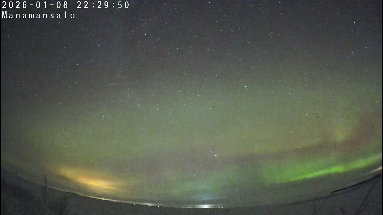Revontulia ja satelliitteja Manamansalosta yöltä 8.-9.1.2026