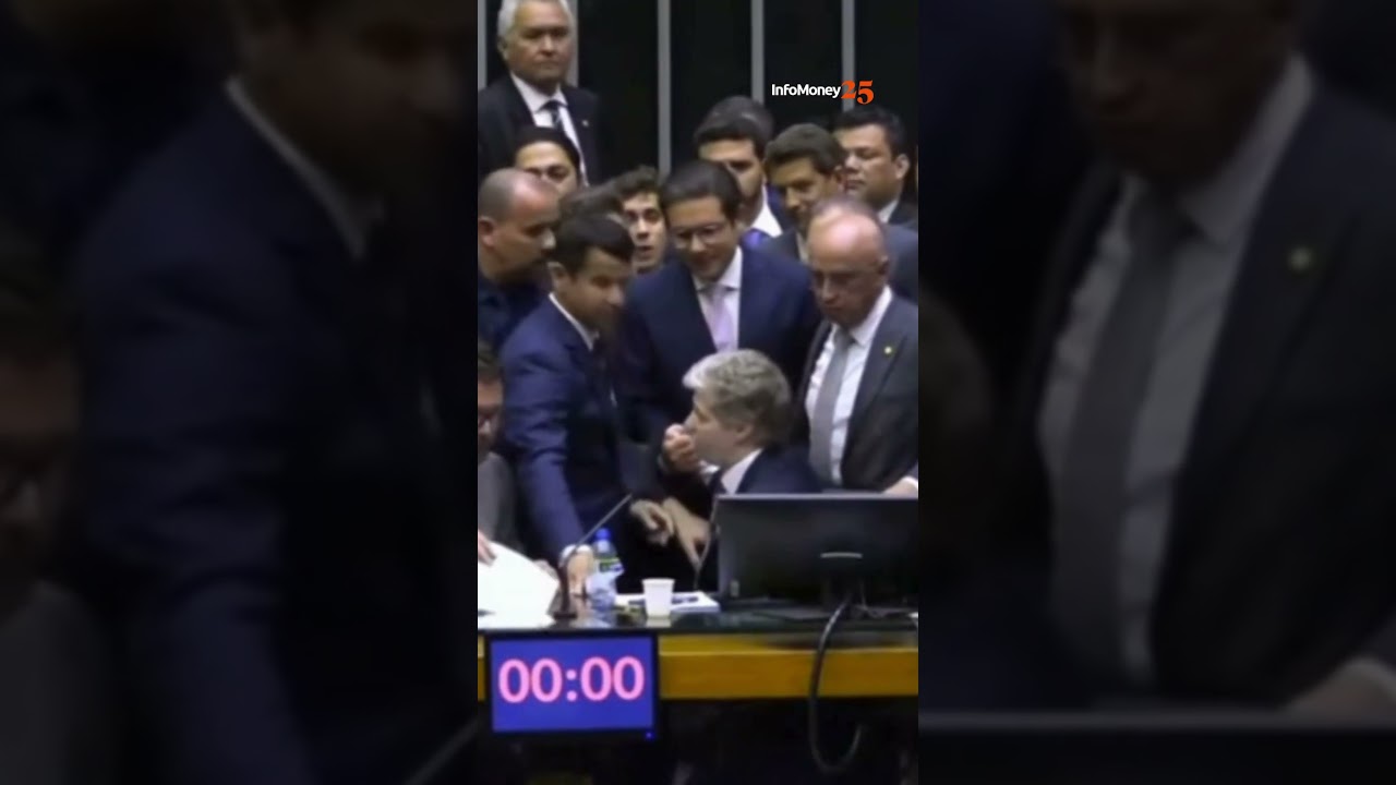 Hugo Motta tenta sentar na cadeira de presidente da C&acirc;mara, mas deputado impede