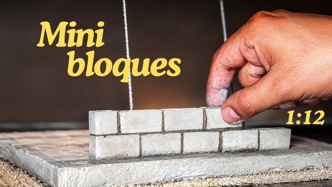Hombre Construye Mini Pared con Mini Bloques Buildo
