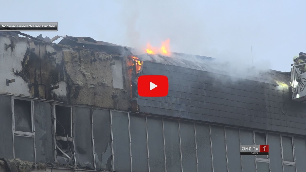 Flammen und Rauch schlagen aus Fassade von Metall-Fabrik