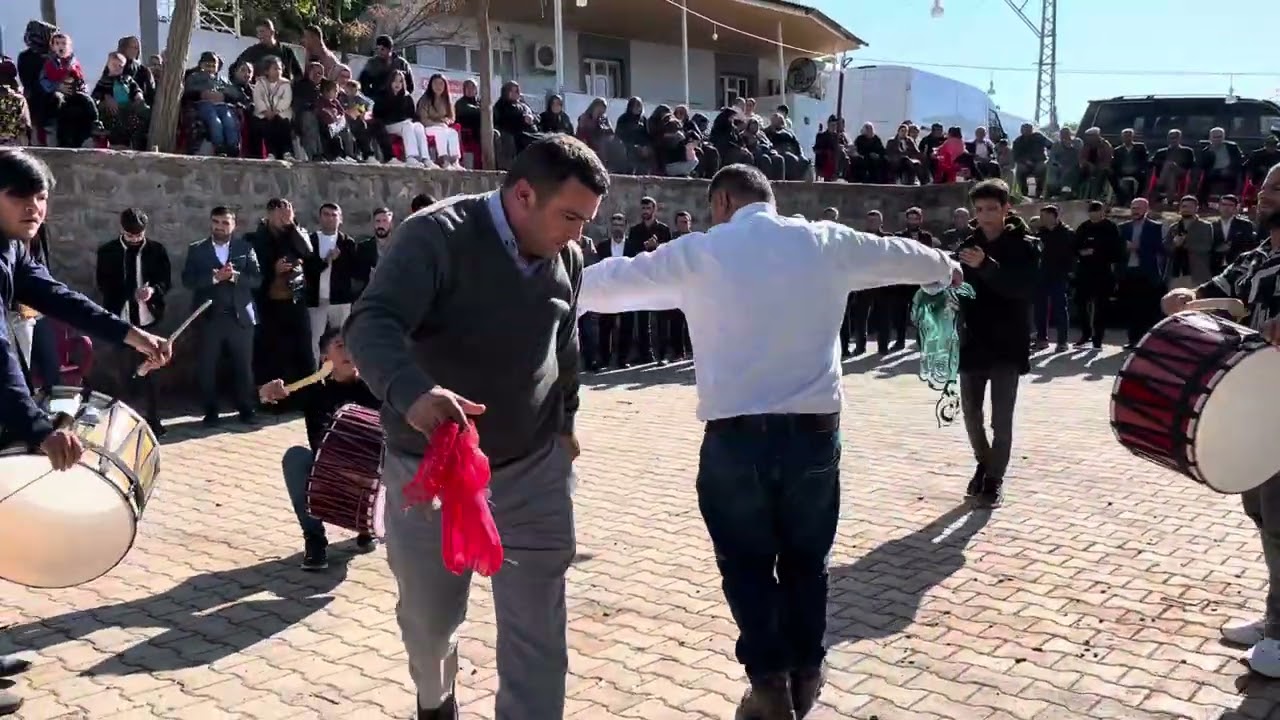 Köyün muhtarı  oynuyor 