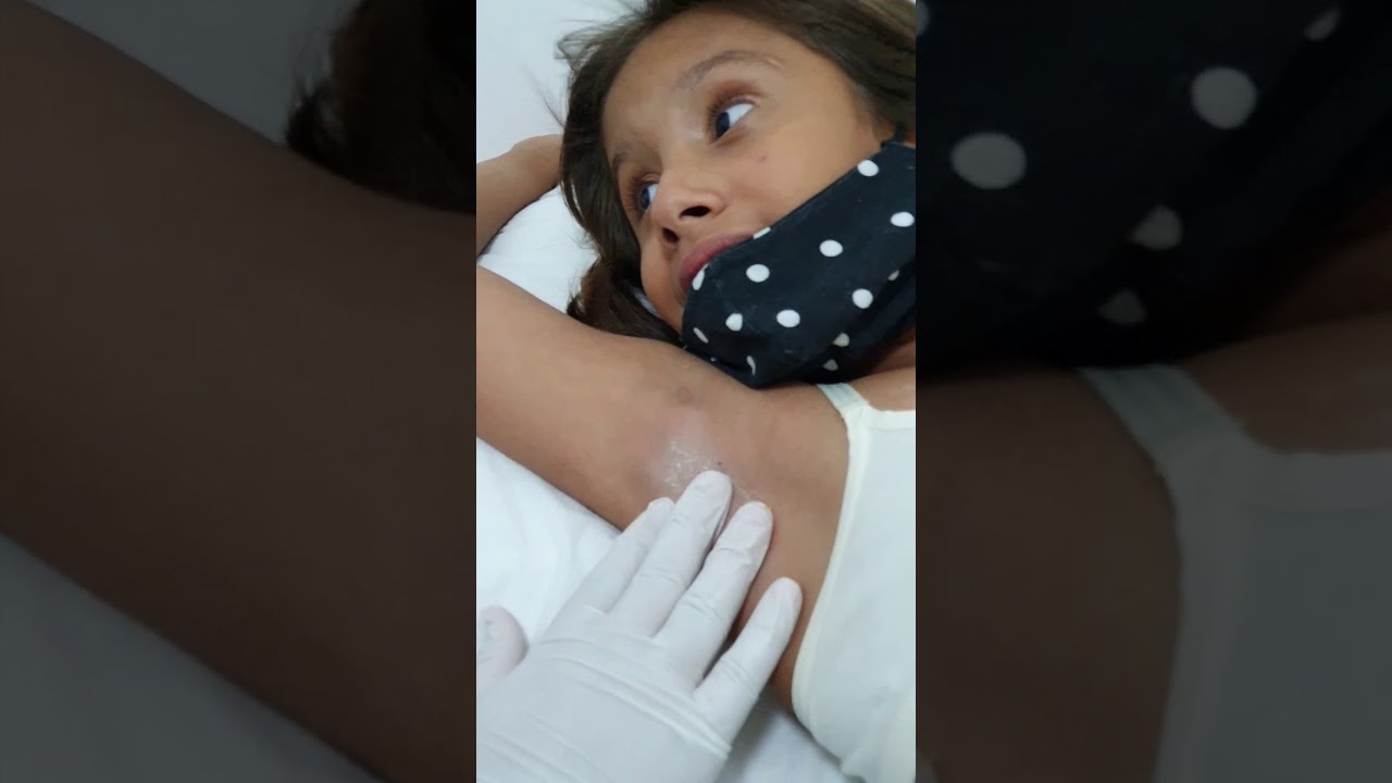 1&deg; Depila&ccedil;&atilde;o de Maria J&uacute;lia na cera quente suvaco/axilas