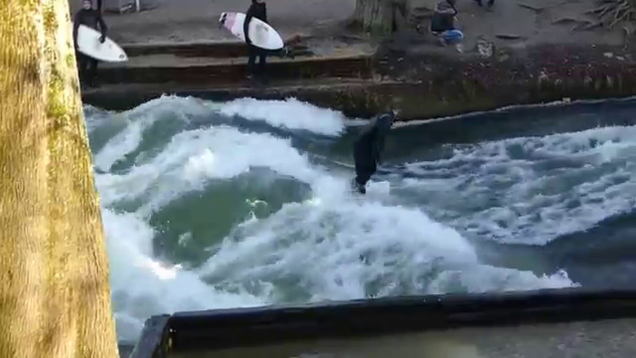 München: Riskanter Ritt auf der Eisbachwelle