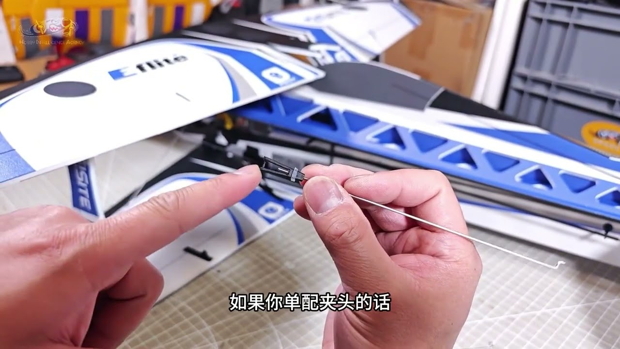 地平线模型最新雪狐双翼F3P特技航模开箱测评 我的这架飞机为BNF版本，即为完全安装好电子设备的飞机搭配好了接收机，到手后需要做一些安装的工作，大约30分钟，主要是上下翼之间的调整。虽然是双翼机，但