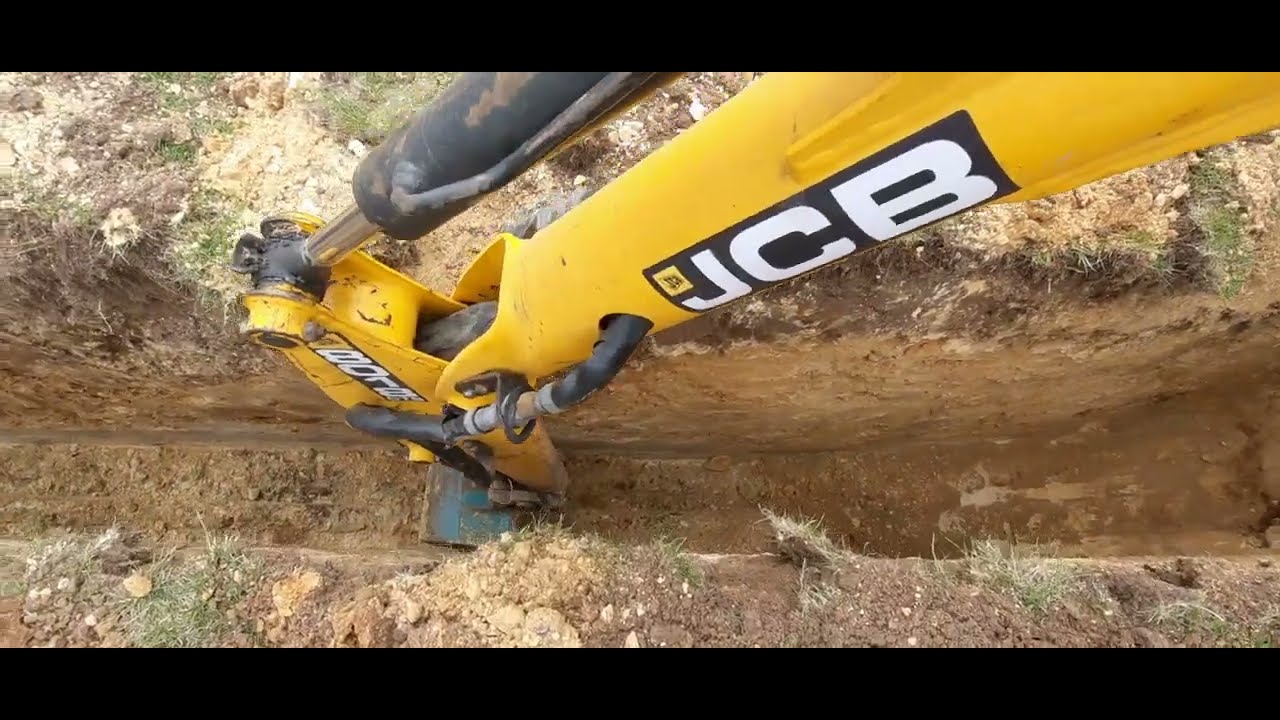 Мини-экскаватор JCB 8018 и траншея под водопровод с интересным грунтом!