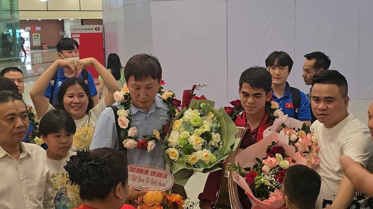 HLV Kim Sang Sik, Khuất Văn Khang cùng đồng đội mang cúp về Hà Nội trong đêm muộn sau giải U23 ĐNA
