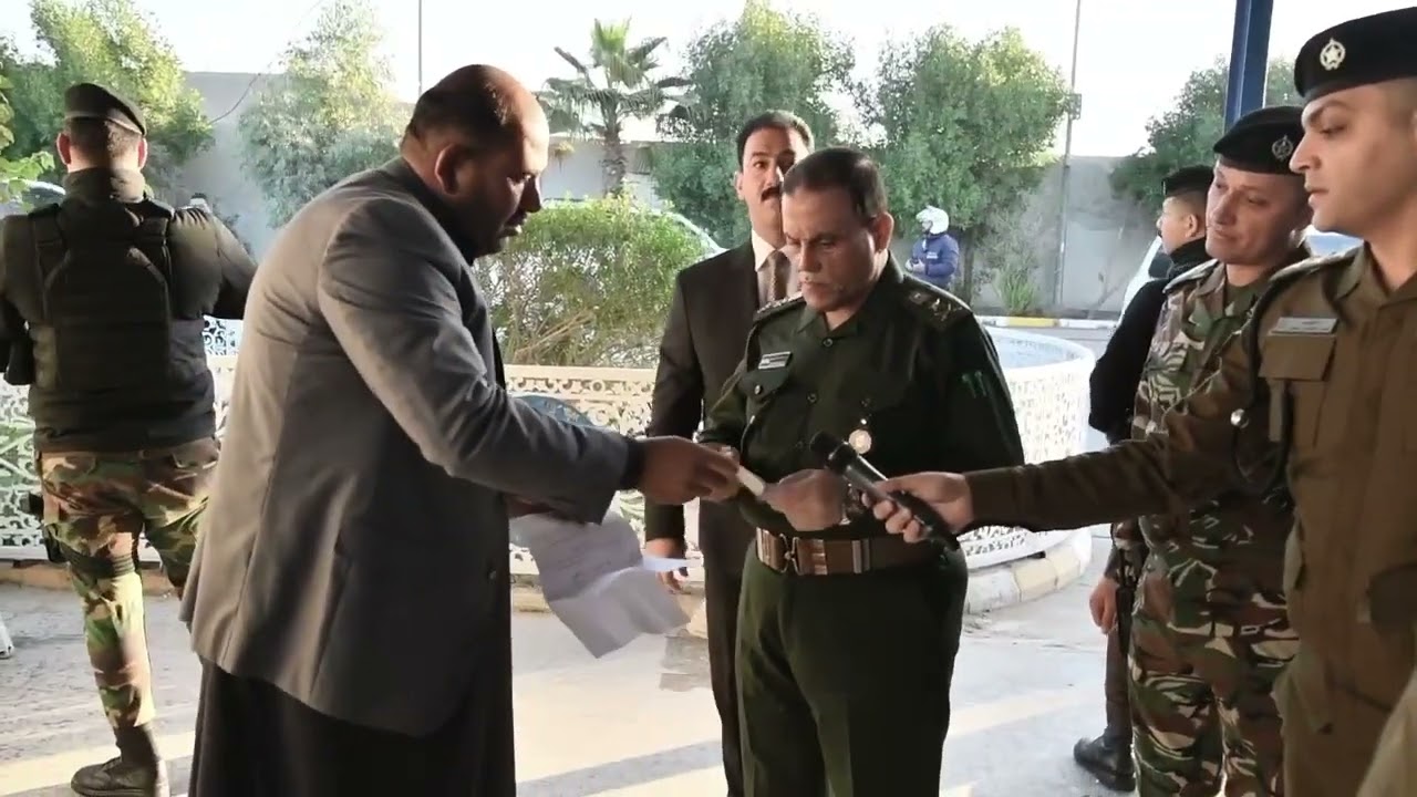 زيارة مفاجئة للسيد وكيل الوزارة الداخـليـــة لشؤون الشـــرطة الى موقع مرور تسجيل التاجيات .