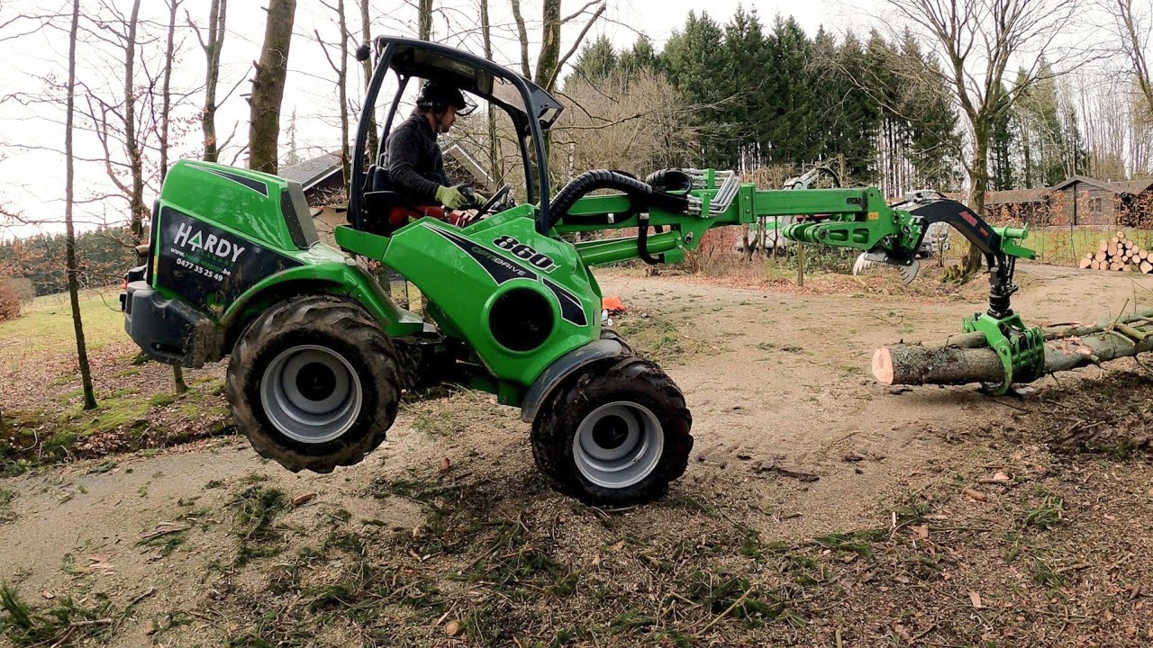 CE CHARGEUR EST VRAIMENT PUISSANT !! 😛 DÉMONTAGE ET ABATTAGE D'ÉPICÉAS À COTE DES CÂBLES ÉLECTRIQUES