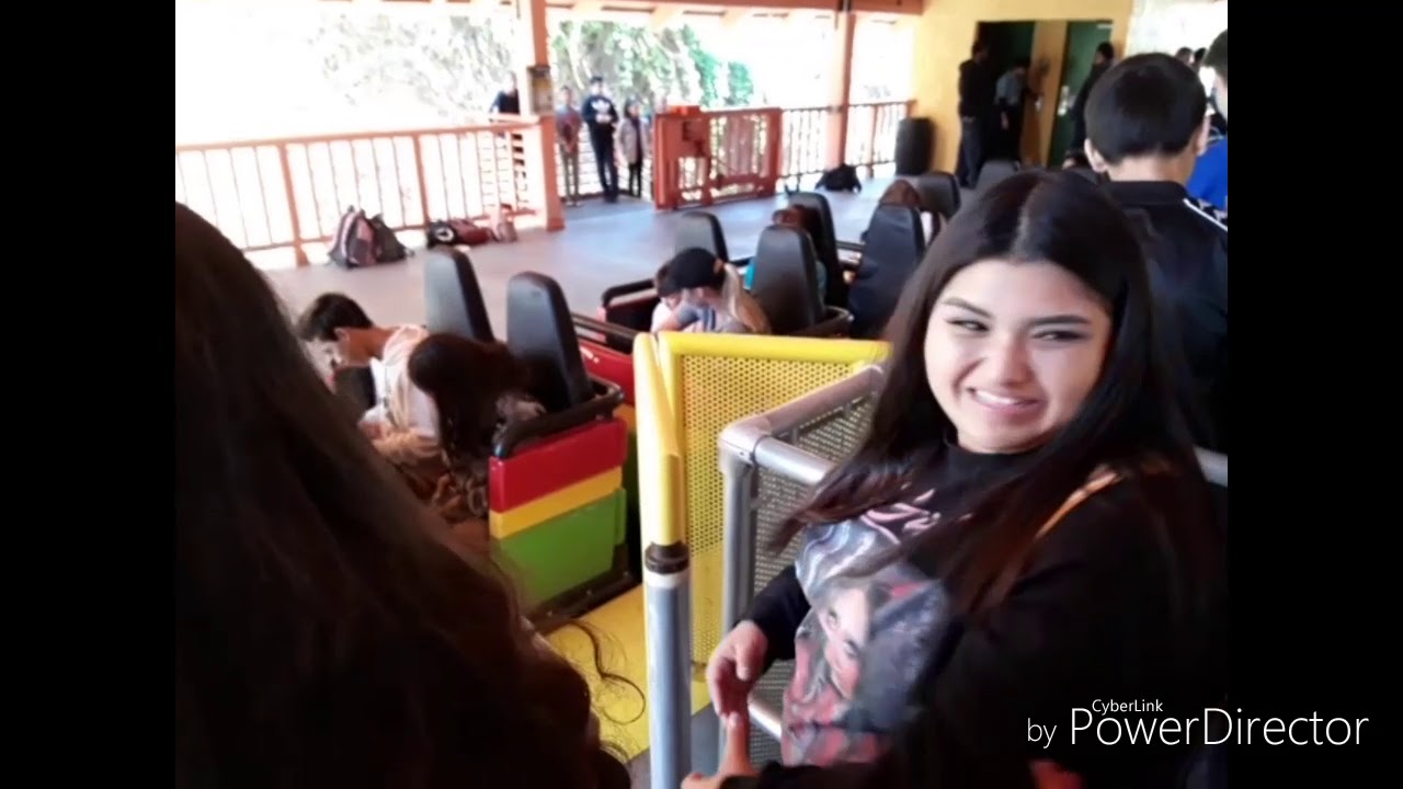 Месть Монтезумы в парке развлечений Knott's Berry Farm. Американские горки с видом от первого лиц...