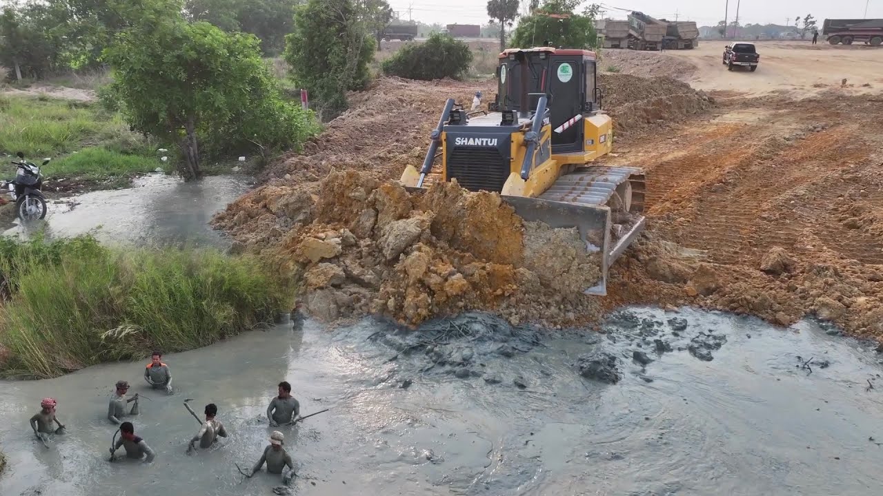 Massive SHANTUI DH17C3 Bulldozer Powers Through Final Landfill Stages Amid Muddy Challenge